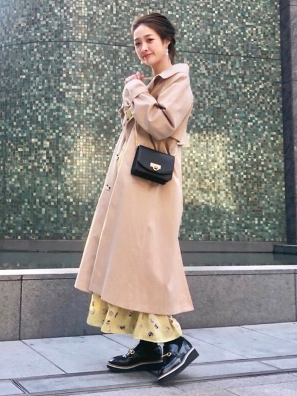 「トレンチコート、大人カジュアル、ロングワンピース、花柄ワンピース、MERCURYDUO(MERCURYDUO)、大人フェミニン、ドットワンピース、大政絢×MERCURYDUO」｜「MERCURYDUOのフラワードットヴィンテージワンピース（ワンピース、イエロー系）」を使った、長澤 実果さん（レディース・160cm）の冬コーディネートの1枚目の写真