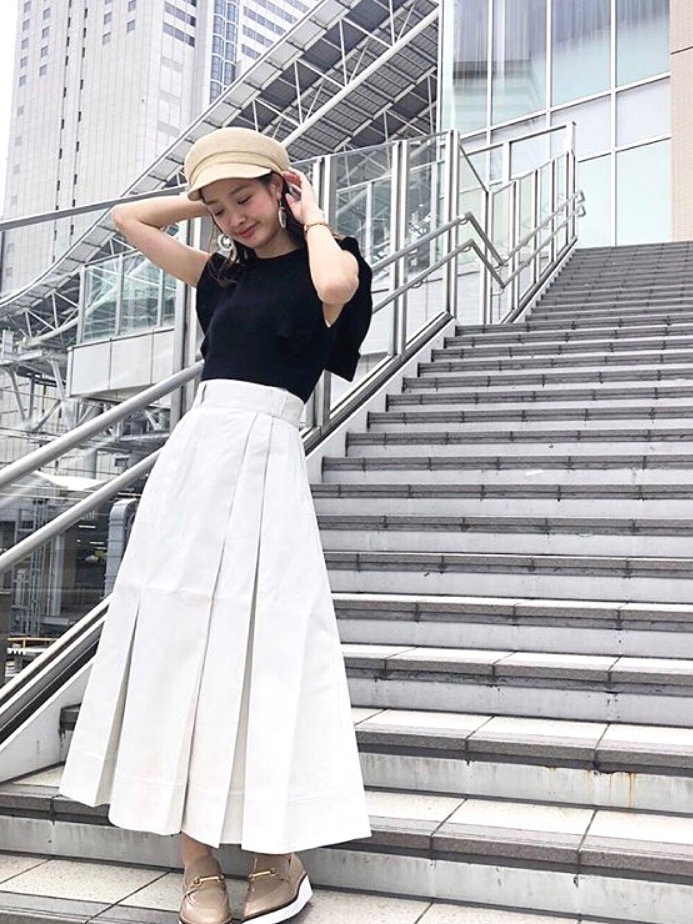 「フレアスカート、キャスケット、Dickies、カジュアルミックス、MERCURYDUO(MERCURYDUO)、フェミニン×カジュアル、大人フェミニン、フリル袖」｜「MERCURYDUOのショルダーフリルハイネックニット（ニット/セーター、ブラック系）」を使った、長澤 実果さん（レディース・160cm）の春コーディネートの1枚目の写真