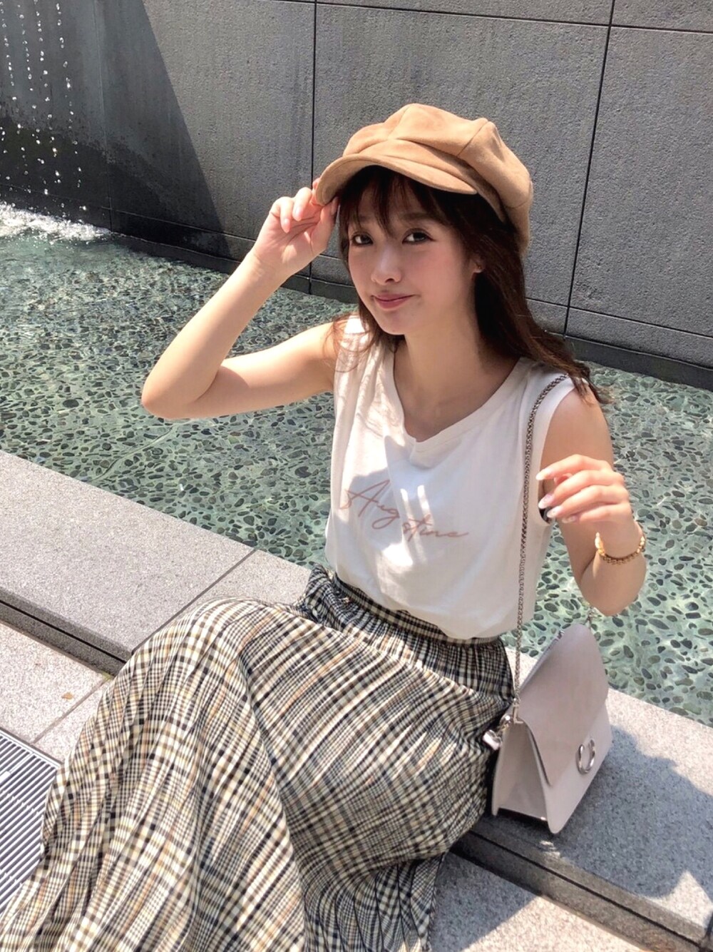「Tシャツ、キャスケット、大人カジュアル、ロングスカート、お出かけコーデ、チェックスカート、プリーツスカート、カジュアルミックス、ノースリーブ、MERCURYDUO(MERCURYDUO)」｜「MERCURYDUOのフロッキーロゴTシャツ（Tシャツ/カットソー、ホワイト系）」を使った、長澤 実果さん（レディース・160cm）の夏コーディネートの1枚目の写真