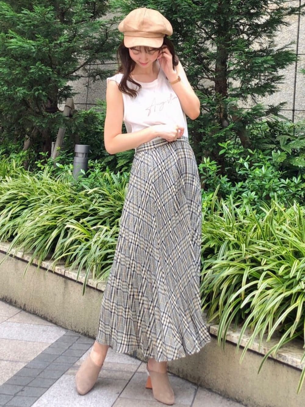 「チェック、ロゴT、Tシャツ、キャスケット、ロングスカート、プリーツスカート、私服、カジュアルミックス、ノースリーブ、MERCURYDUO(MERCURYDUO)」｜「MERCURYDUOのフロッキーロゴTシャツ（Tシャツ/カットソー、ホワイト系）」を使った、長澤 実果さん（レディース・160cm）の夏コーディネートの1枚目の写真