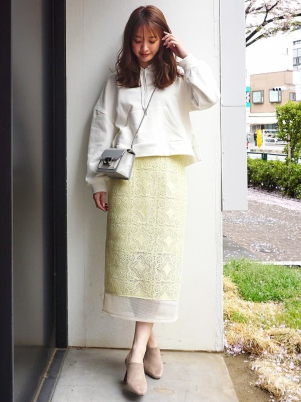 「タイトスカート、イエロー、パーカー、レーススカート、FILA、カジュアルミックス、MERCURYDUO(MERCURYDUO)、パーカーコーデ、黄色スカート、FILA×MERCURYDUO」｜「MERCURYDUOの【FILA MERCURYDUO別注】ロゴ刺繍パーカー（パーカー、ホワイト系）」を使った、長澤 実果さん（レディース・160cm）の秋コーディネートの1枚目の写真