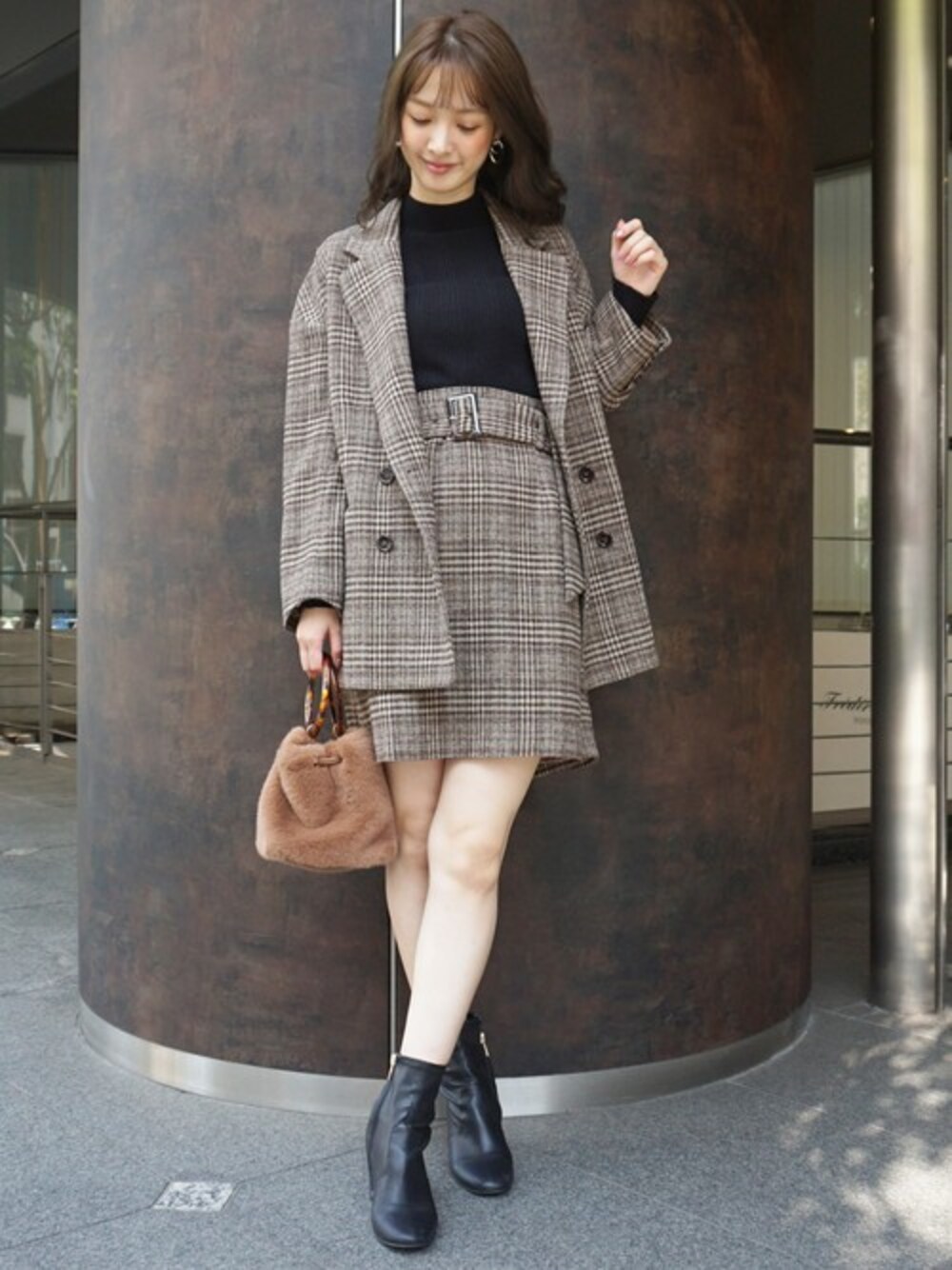 「セットアップ、ミニスカート、ウエストマーク、チェックスカート、チェックジャケット、カジュアルミックス、MERCURYDUO(MERCURYDUO)、ハイウエストスカート、ジャケットコーデ」｜「MERCURYDUOの【WEB・一部店舗限定】ダブルオーバージャケット（テーラードジャケット、ブラウン系）」を使った、長澤 実果さん（レディース・160cm）の秋コーディネートの1枚目の写真