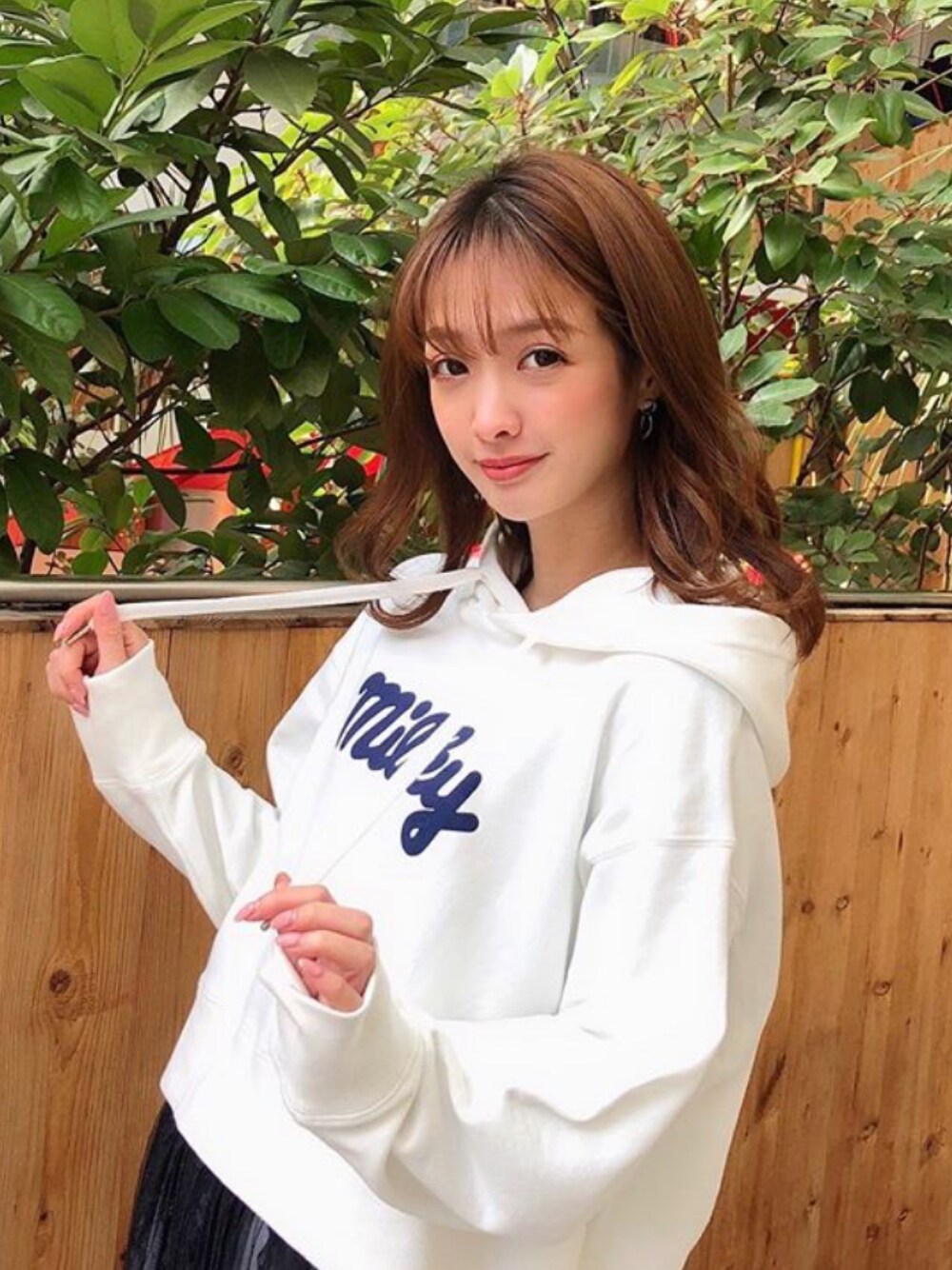 「パーカー、カジュアルミックス、MERCURYDUO(MERCURYDUO)、ゆるコーデ、パーカーコーデ、大人フェミニン、ペコちゃん、ペコちゃんパーカー、peko×MERCURYDUO」｜「MERCURYDUOの【Peko×MERCURYDUO】ミルキーロゴフードパーカー（パーカー、ホワイト系）」を使った、長澤 実果さん（レディース・160cm）の冬コーディネートの1枚目の写真