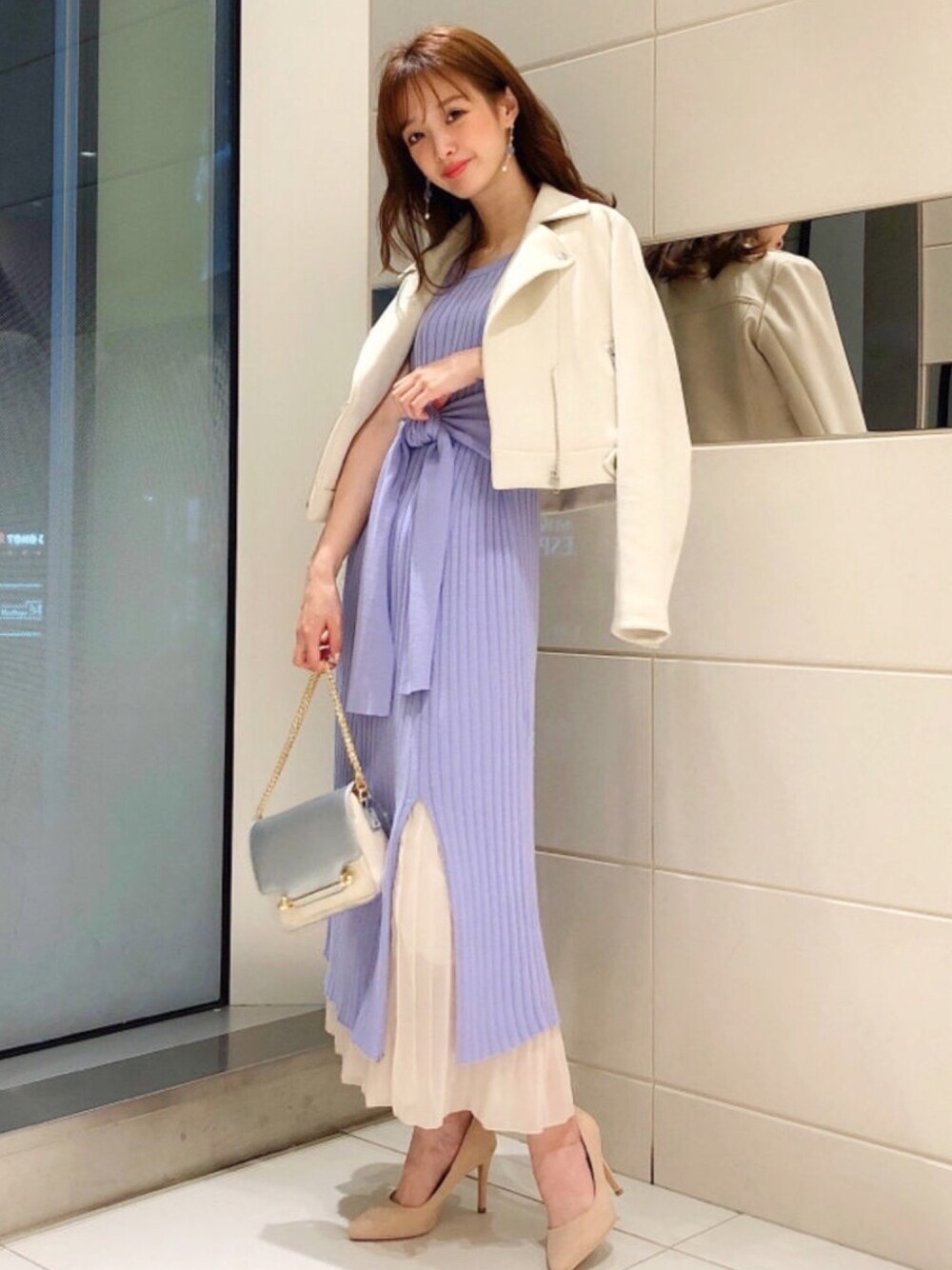 「ワンピース、ニットワンピース、リブニット、ロングワンピース、カジュアルミックス、MERCURYDUO(MERCURYDUO)、ゆるコーデ、大人フェミニン、ドッキングワンピース」｜「MERCURYDUOのウエストサッシュプリーツドッキングリブニットワンピ（ワンピース、パープル系）」を使った、長澤 実果さん（レディース・160cm）の春コーディネートの1枚目の写真