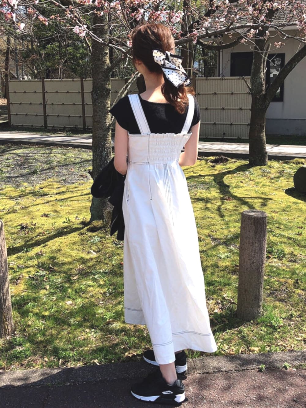 「スニーカー、ワンピース、ジャンスカ、モノトーン、ジャンパースカート、ロングワンピース、カジュアルミックス、MERCURYDUO(MERCURYDUO)、白ワンピース、コンパクトニット」｜「MERCURYDUOのオフショルリブニット（ニット/セーター、ブラック系）」を使った、長澤 実果さん（レディース・160cm）の春コーディネートの1枚目の写真
