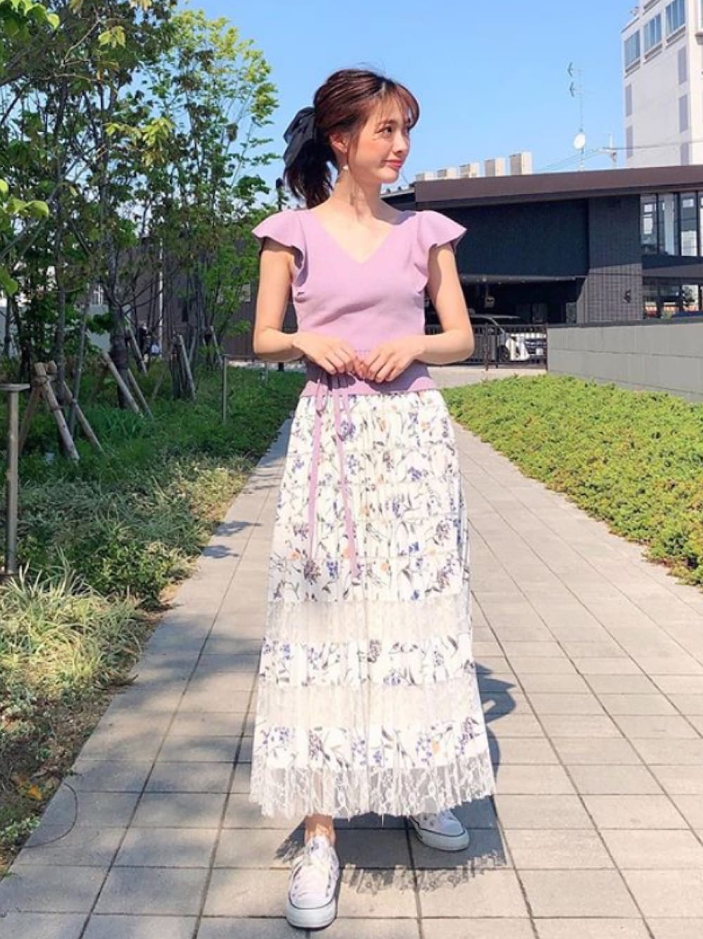 「カシュクール、ピンク、サマーニット、花柄スカート、MERCURYDUO(MERCURYDUO)、フリルトップス、ラッフルフリル、大人フェミニン、ラッフル袖、ラッフルスリーブ」｜「MERCURYDUOのカシュクールラッフルコンパクトニット（ニット/セーター、ピンク系）」を使った、長澤 実果さん（レディース・160cm）の春コーディネートの1枚目の写真