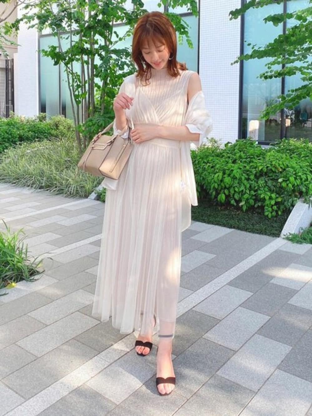 「ワンピース、ロングワンピース、シアーシャツ、シャツコーデ、MERCURYDUO(MERCURYDUO)、キャミワンピ、大人フェミニン、チュールワンピース、透けシャツ」｜「MERCURYDUOのチュールキャミセットノースリニットワンピース（ワンピース、ベージュ系）」を使った、長澤 実果さん（レディース・160cm）の夏コーディネートの1枚目の写真
