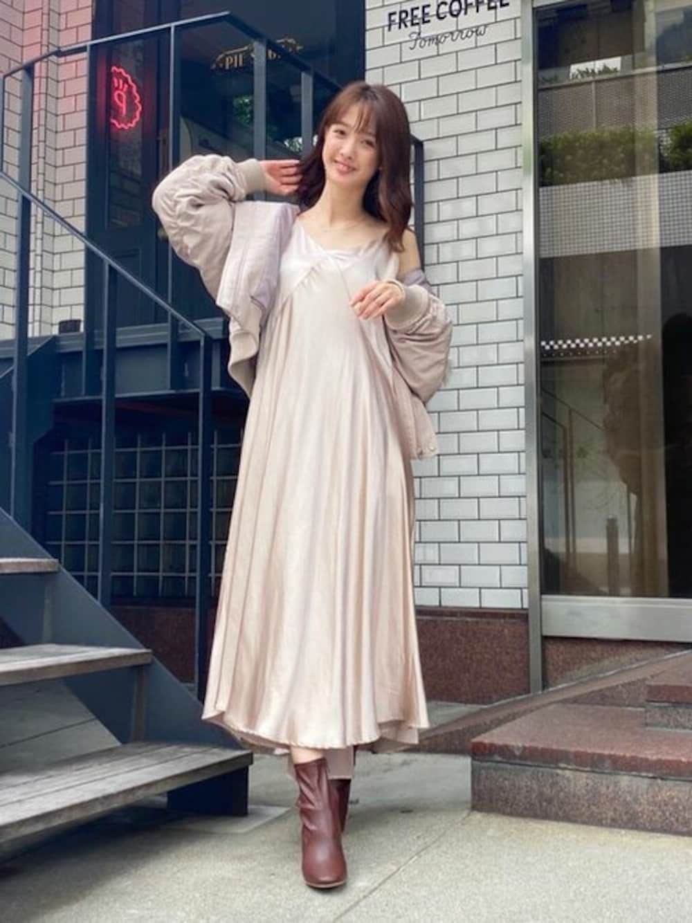 「カジュアル、大人カジュアル、ガーリー、フェミニン、カジュアルガーリー、カジュアルコーデ、MERCURYDUO(MERCURYDUO)、マーキュリーデュオ(MERCURYDUO)、キャミワンピ」｜「MERCURYDUOのマーメイドフレアキャミワンピース（ワンピース、ベージュ系）」を使った、長澤 実果さん（レディース・160cm）の秋コーディネートの1枚目の写真