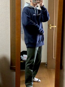 「TOMMY HILFIGER（トミーヒルフィガー）のアイテム（スウェット）」を使った、古着かっこよく着てえなさん（メンズ・160cm）の秋コーディネート