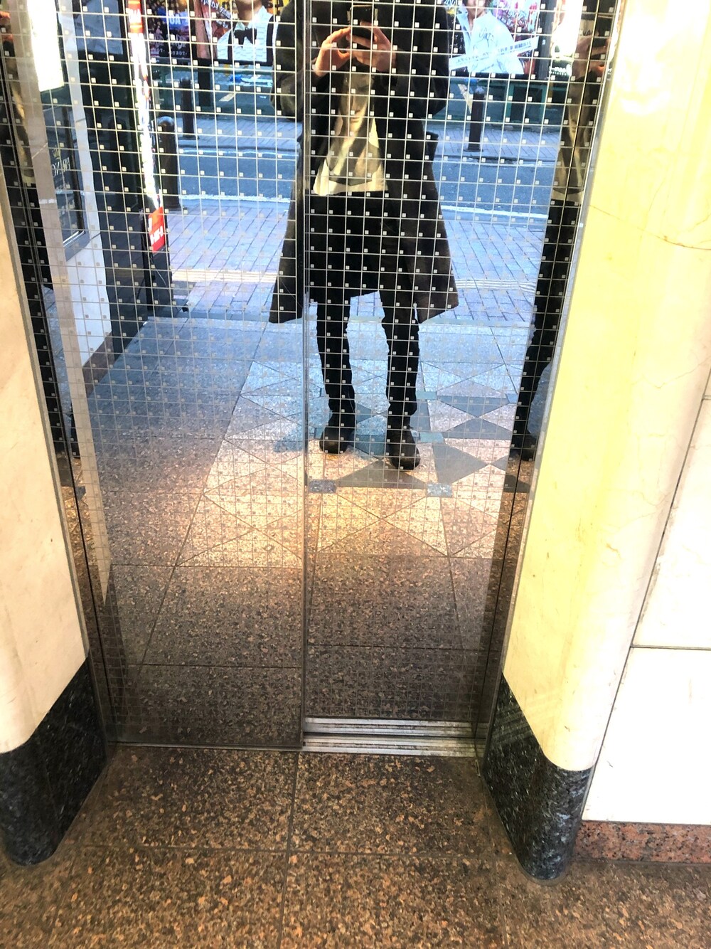 「youth mathineのアイテム（Tシャツ/カットソー、ブラック系）」を使った、ろたさん（メンズ・180cm）の春コーディネートの1枚目の写真