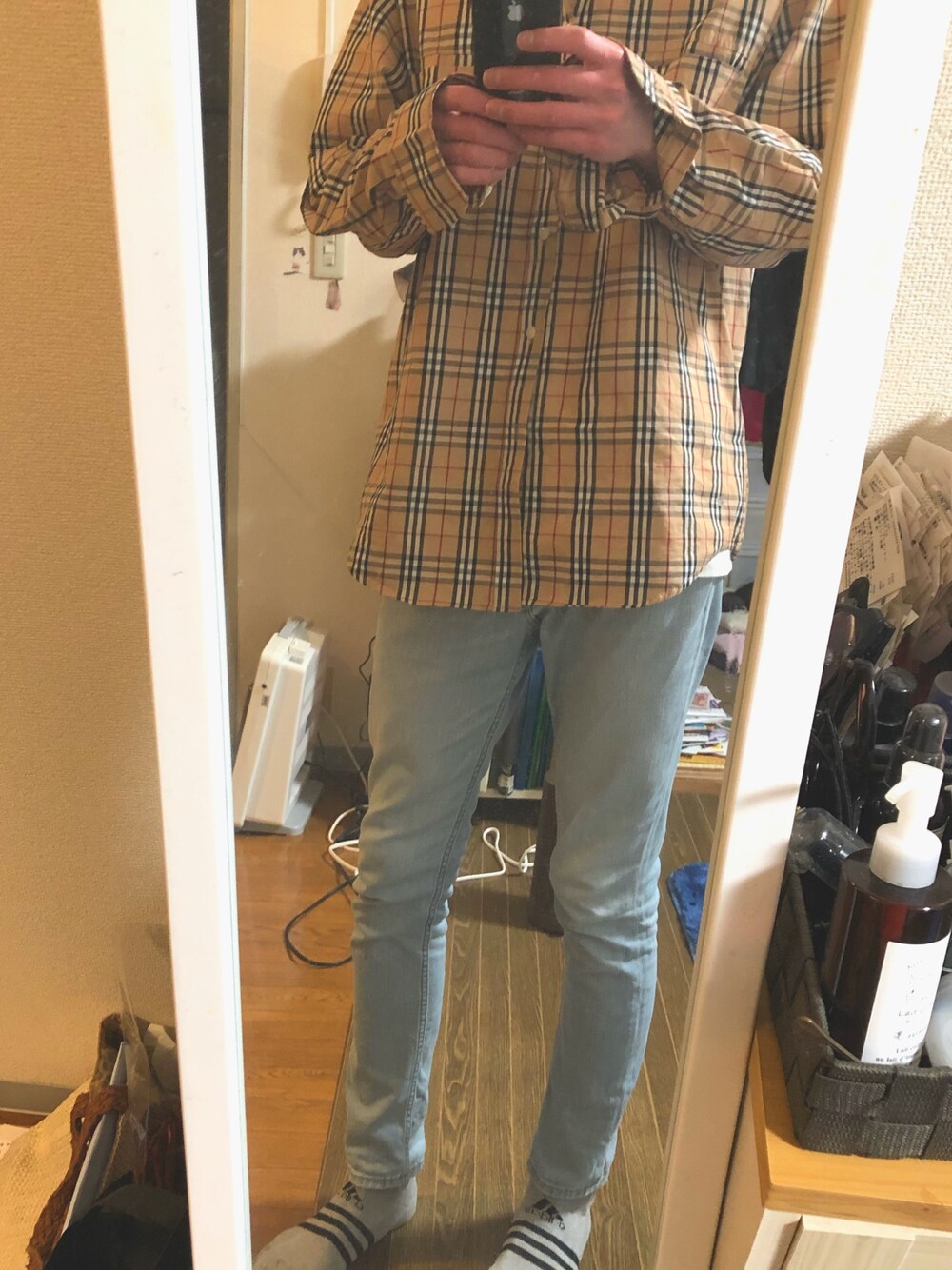 「BURBERRYのアイテム（シャツ/ブラウス、ベージュ系）」を使った、ろたさん（メンズ・180cm）の春コーディネートの1枚目の写真