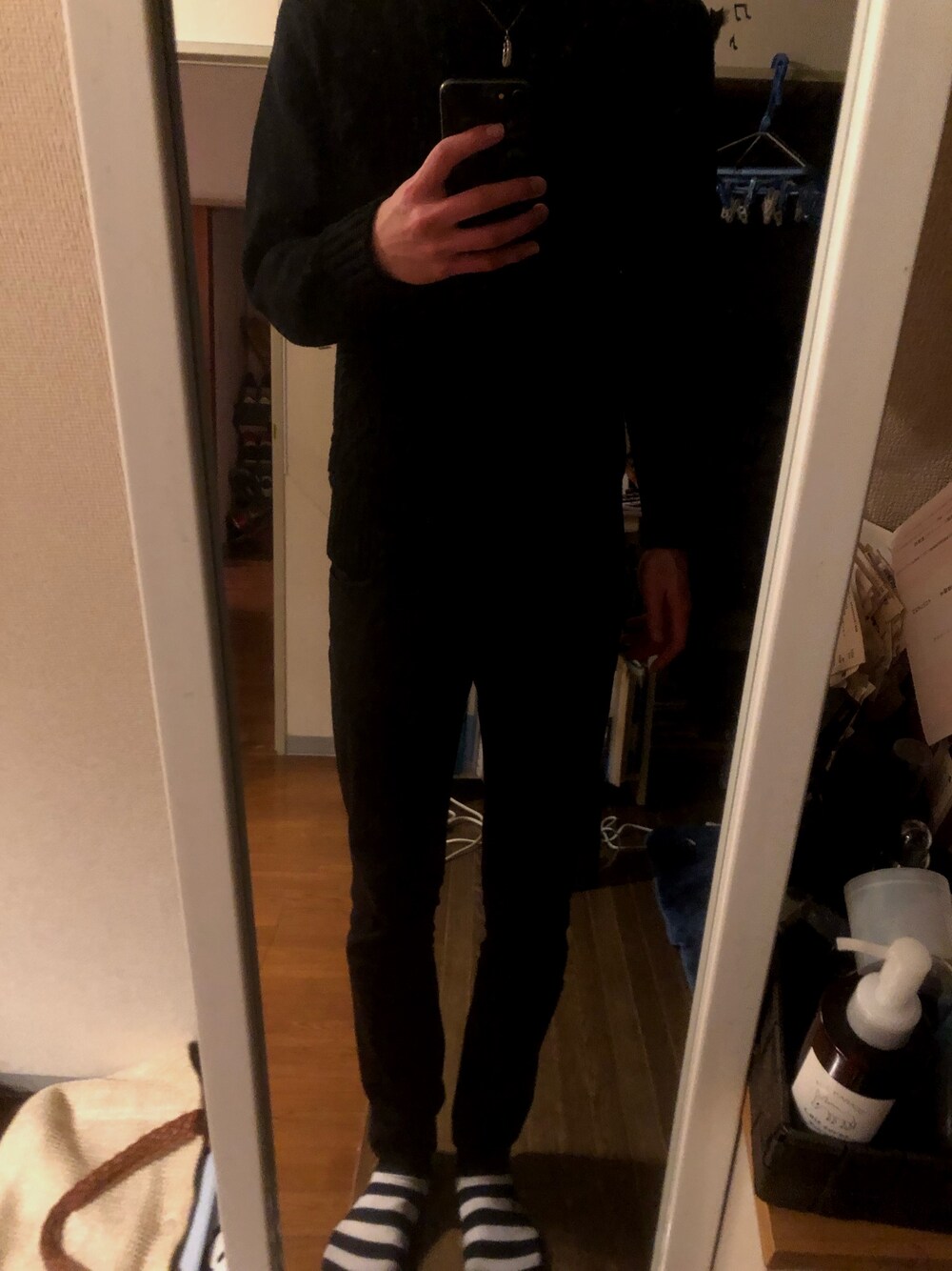 「UNIQLOのアイテム（ニット/セーター、ブラック系）」を使った、ろたさん（メンズ・171cm）の春コーディネートの1枚目の写真