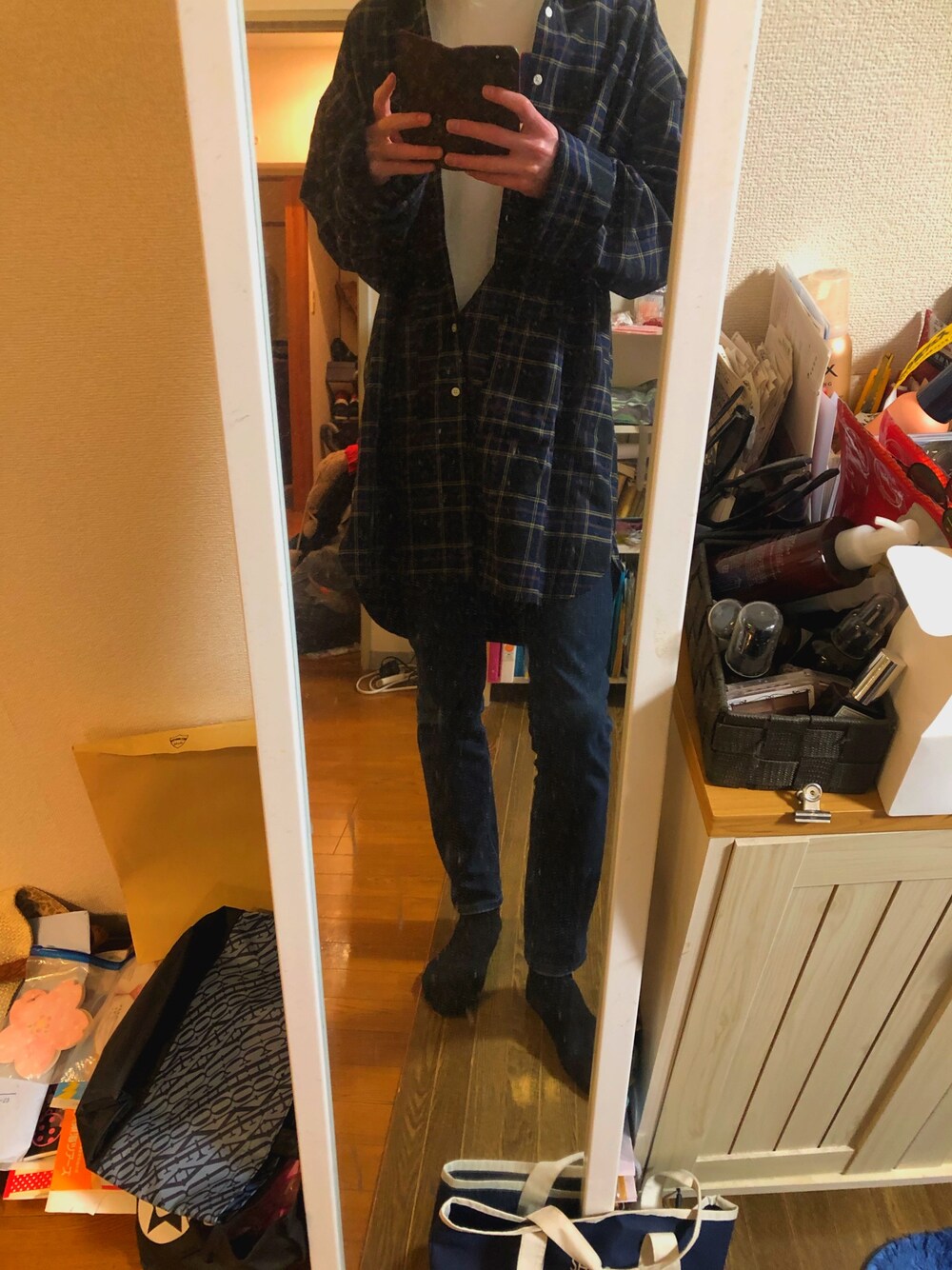 「H&Mのアイテム（スラックス、ブラック系）」を使った、ろたさん（メンズ・165cm）の春コーディネートの1枚目の写真