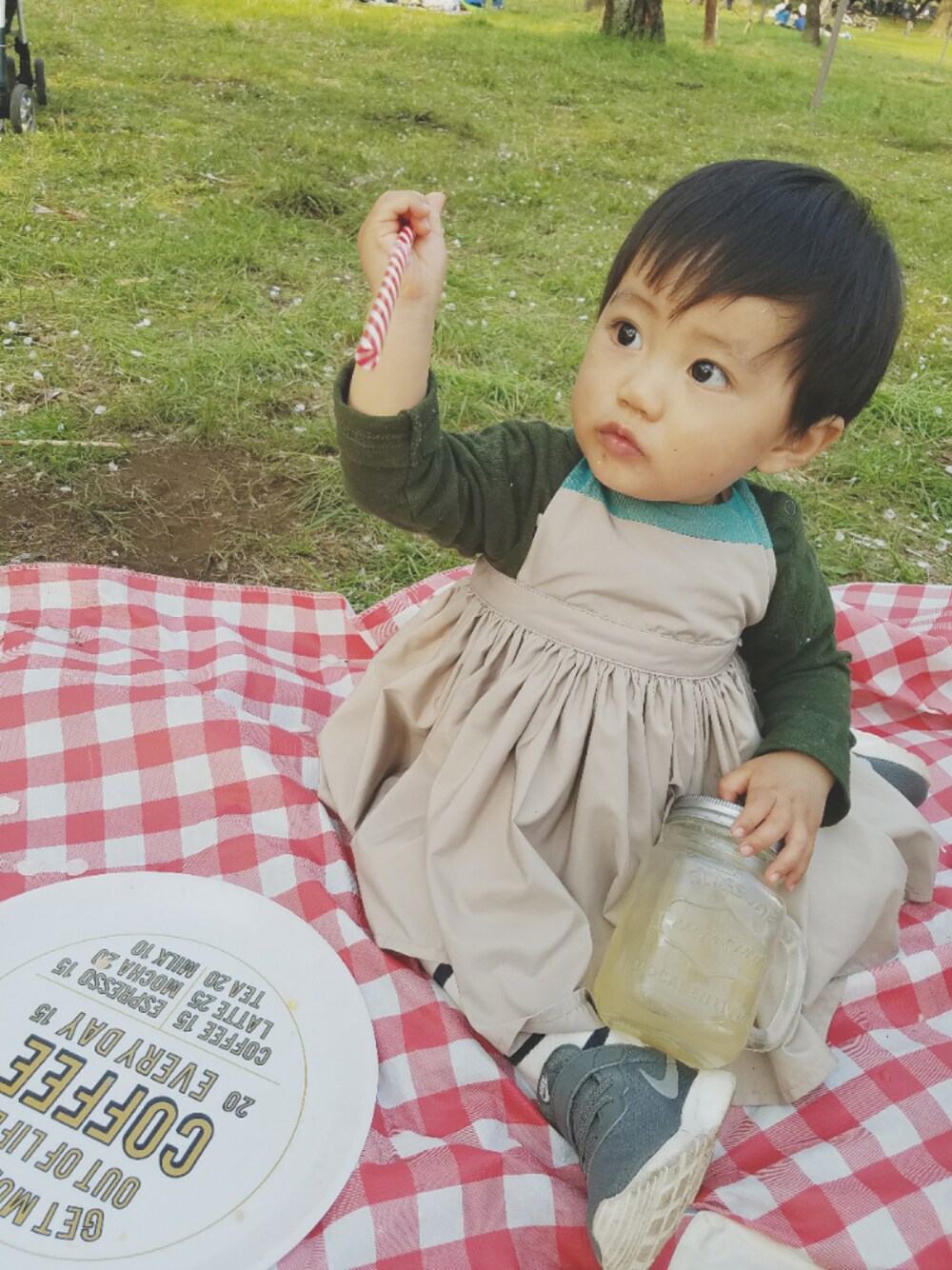 「お食事エプロン、お食事会コーデ、マールマール、むすこーで、お花見、お散歩♪」｜「MARLMARLの【MARLMARL/マールマール】 bouquet お食事エプロン /無地タイプ・ベビーサイズ（マグ/哺乳瓶/お食事グッズ、ベージュ系）」を使った、Syutoさん（キッズ・70cm）の春コーディネートの1枚目の写真