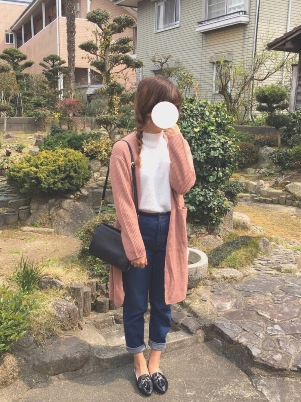 「ロングカーディガン、ピンクカーディガン、三つ編み、デニム、テーパードデニム、春コーデ、ピンク」｜「Samansa Mos2のアイテム（カーディガン/ボレロ、ピンク系）」を使った、さくさくぱんださん（レディース・162cm）の春コーディネートの1枚目の写真