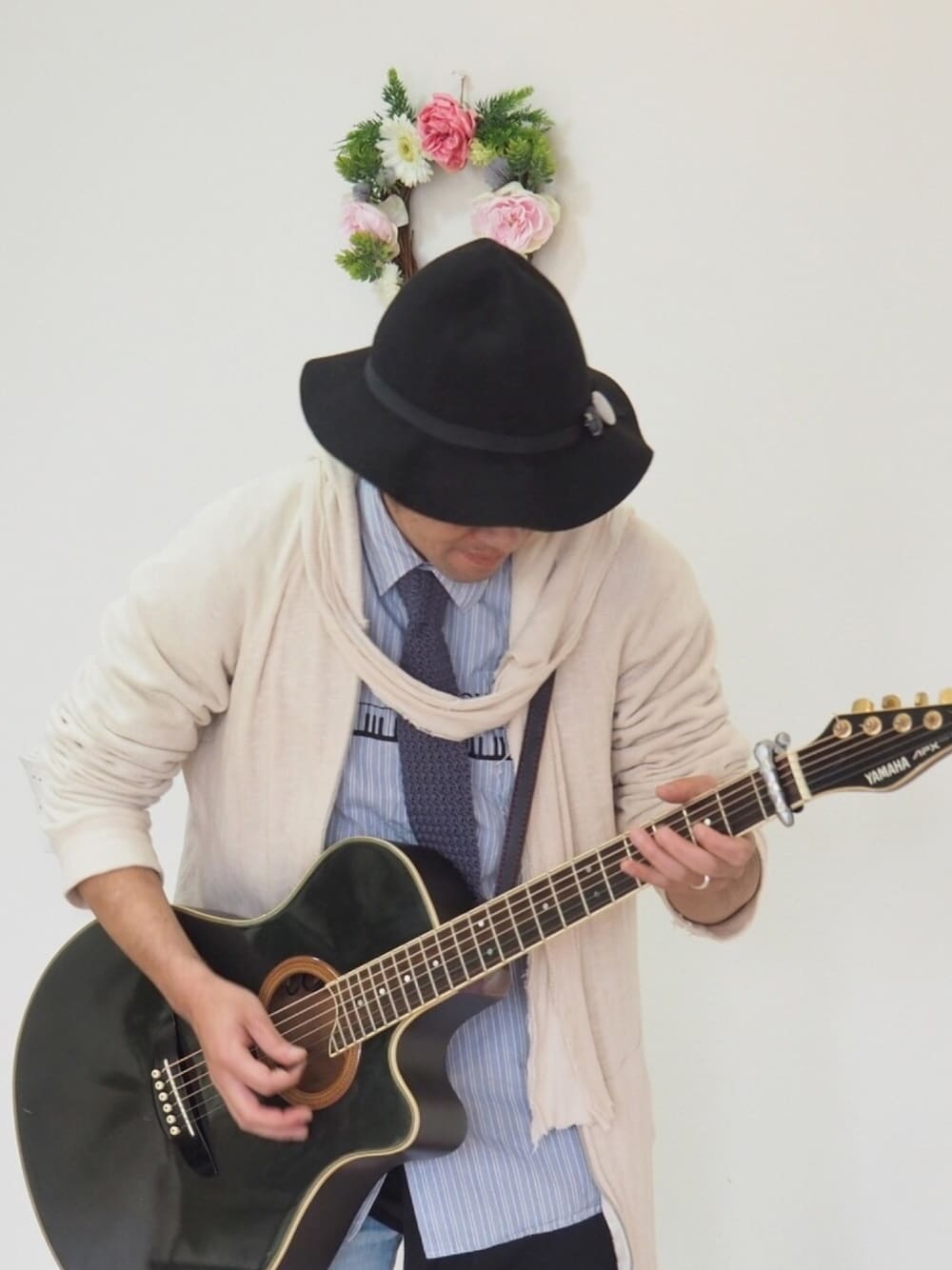 「 UNDERCOVERISM、45R、ライブ、アコースティックギター、MASATO INOUE」｜「FREAK'S STOREのEFFANEM/エファーマン CRUSHER HAT                   （ハット、ブラック系）」を使った、Komaさん（メンズ・168cm）の春コーディネートの1枚目の写真