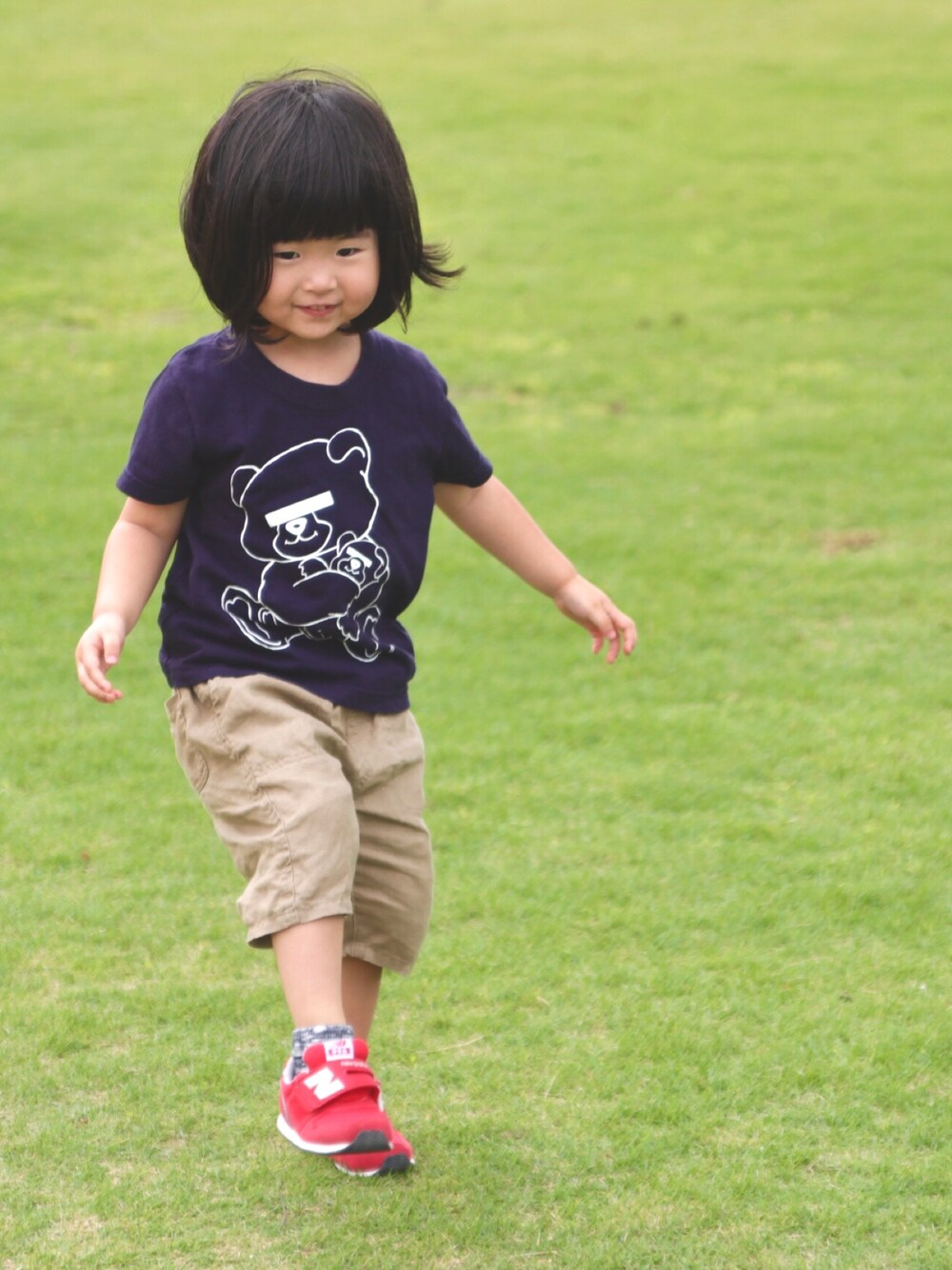 「UNDER COVER、Tシャツ、大人カジュアル、スニーカー、シンプル」｜「UNDERCOVERのGSN5803（Tシャツ/カットソー、ブルー系）」を使った、Komaさん（キッズ・110cm）の夏コーディネートの1枚目の写真