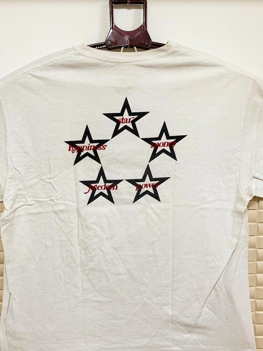 ホワイト系のTシャツ/カットソーを着用したメンズの秋コーディネートの1枚目の写真