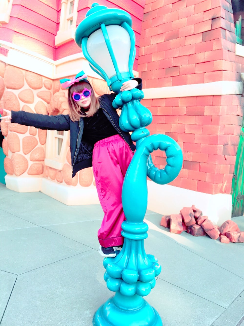 「スニーカー、ガウチョパンツ、チョーカートップス、MA-1、黒×赤、テロテロ、NIKE、SEVENS、one way、disney」｜「NIKEのNIKE/ナイキ ウィメンズ クワザイ（スニーカー、ブラック系）」を使った、M△Y▼さん（レディース・148cm）の春コーディネートの1枚目の写真