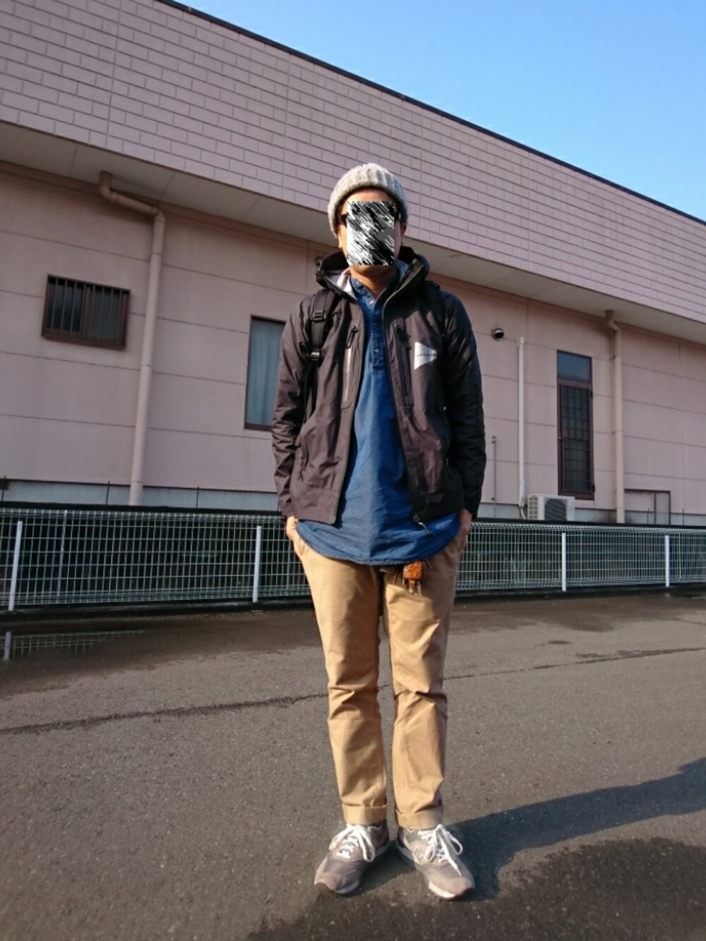 「ニット帽、シェル、ロングシャツ、GRAMICCI、ニューバランス」｜「BEAMSのGramicci×BEAMS / 別注 ストレッチチノ（チノパンツ、ベージュ系）」を使った、ハシタケさん（メンズ・171cm）の春コーディネートの1枚目の写真