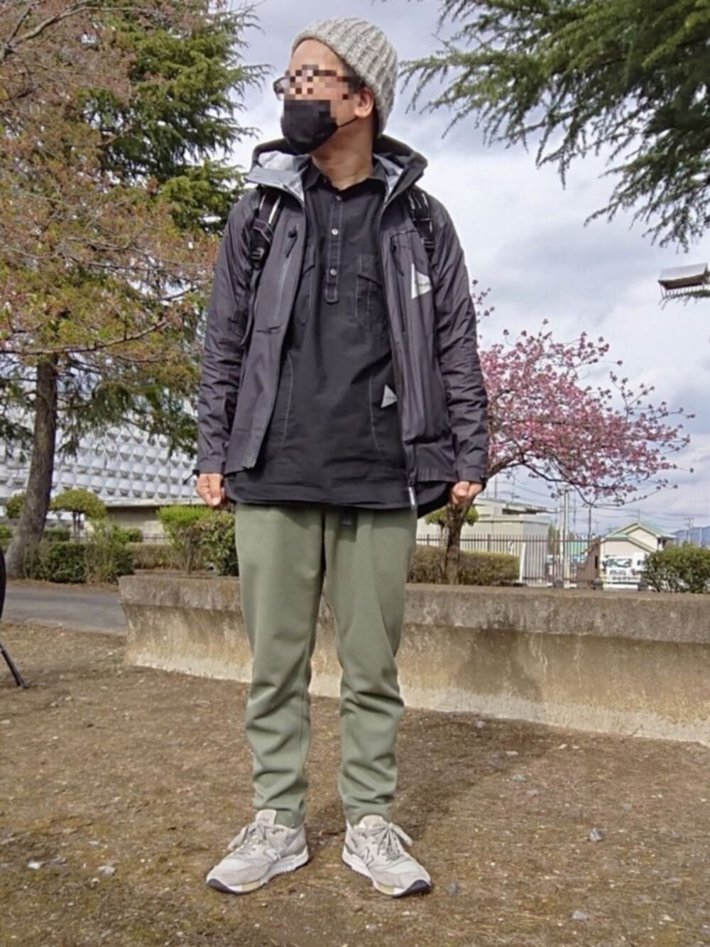 「ニット帽、シェル、黒シャツ、ロングシャツ、グラミチ、スニーカー、スウェット、GRAMICCI、New Balance」｜「GramicciのGramicci×JS 4WAYクロスストレッチパンツ/別注#（その他パンツ、グリーン系）」を使った、ハシタケさん（メンズ・171cm）の春コーディネートの1枚目の写真