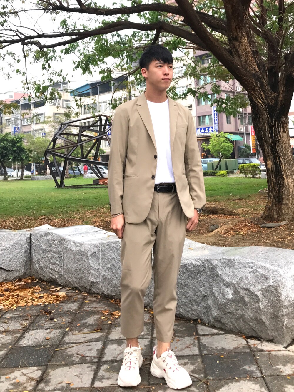 「西裝外套、卡其、卡其色系、休閒西裝褲、白T、Skechers、白、韓國、約會style、約會」｜「GUのアイテム（テーラードジャケット、イエロー系）」を使った、EricZhongさん（メンズ・178cm）の春コーディネートの1枚目の写真