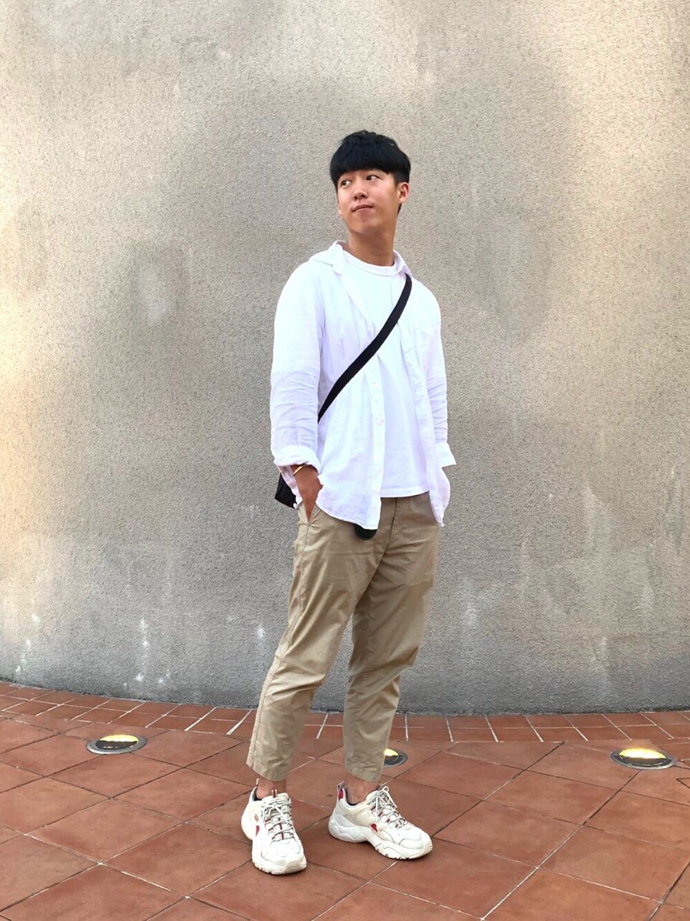 「大魯閣草衙道、GU、UNIQLO、Skechers、卡其、襯衫、白、white、linen、日常」｜「UNIQLOのアイテム（シャツ/ブラウス、ホワイト系）」を使った、EricZhongさん（メンズ・178cm）の夏コーディネートの1枚目の写真