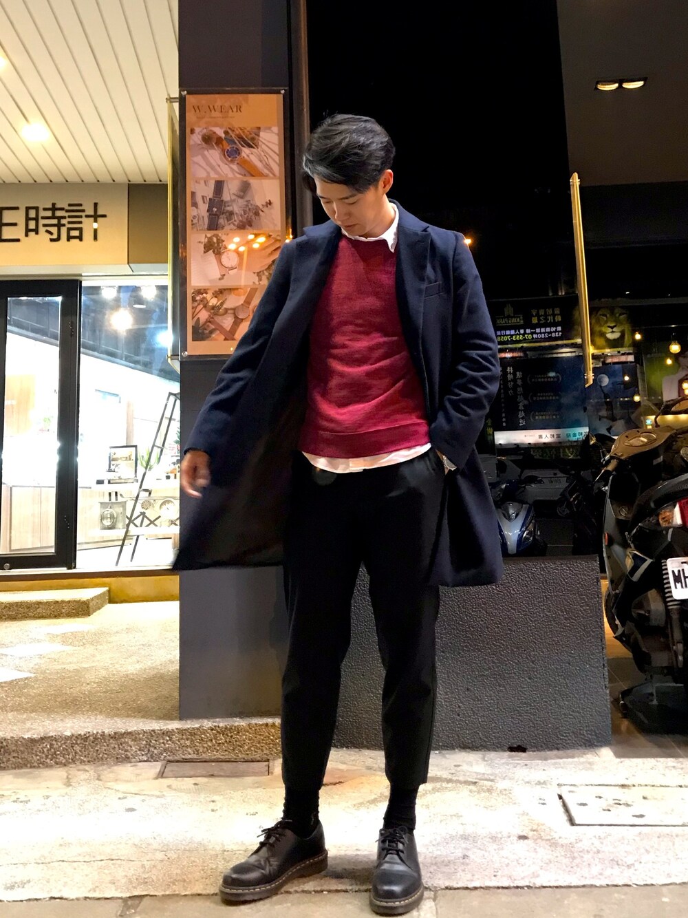 「Merry Christmas、紅色、毛衣、大衣、羊毛大衣、GU、Dr.Martens、九分褲、襯衫、ootd」｜「GUのアイテム（ムートンコート、ブルー系）」を使った、EricZhongさん（メンズ・178cm）の冬コーディネートの1枚目の写真