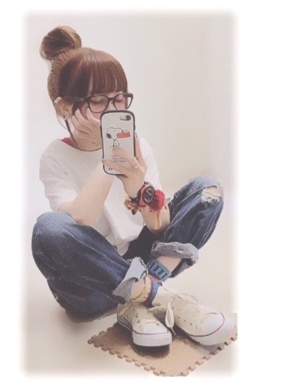 ホワイト系のTシャツ/カットソー、ブルー系のデニムパンツ、ホワイト系のスニーカーを着用したレディースの春コーディネートの1枚目の写真