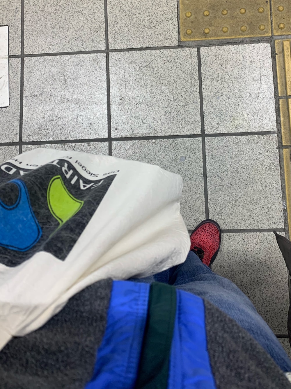 「patagonia、ブルゾン、デニム、スニーカー、VANS、grey、denim、blue、red」｜「patagoniaのアイテム（ブルゾン、グレー系）」を使った、るさん（レディース・165cm）の冬コーディネートの1枚目の写真