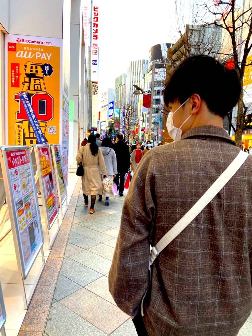 ブラウン系のブルゾン、ホワイト系のショルダーバッグを着用したメンズの春コーディネートの1枚目の写真