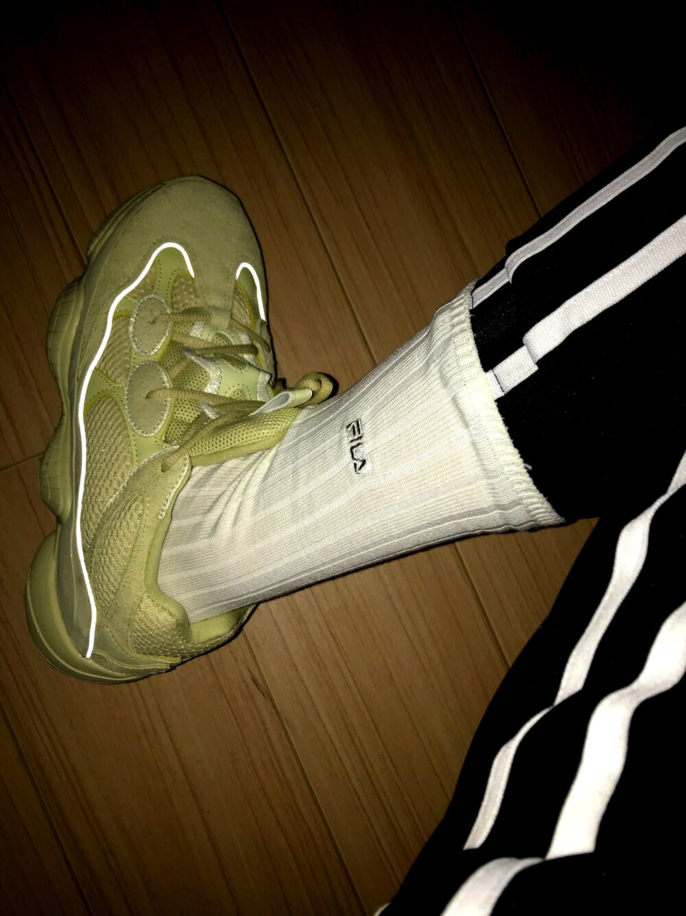 「yeezy500、キンタマ、おしゃれさんと繋がりたい、あしもと倶楽部、カニエ・ウェスト、アンディーフューテッド、ストリート」｜「FILAのアイテム（ソックス/靴下、ホワイト系）」を使った、権三郎さん（メンズ・270cm）の夏コーディネートの1枚目の写真