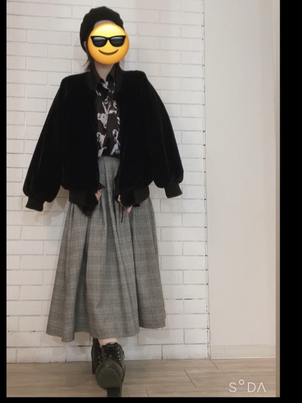 「冬コーデ、シャツスタイル、病みかわいい、DrugHoney、秋冬コーデ、無彩色の暴力」｜「Drug Honeyのアイテム（シャツ/ブラウス、ブラック系）」を使った、みきてぃーさん（レディース・160cm）の冬コーディネートの1枚目の写真