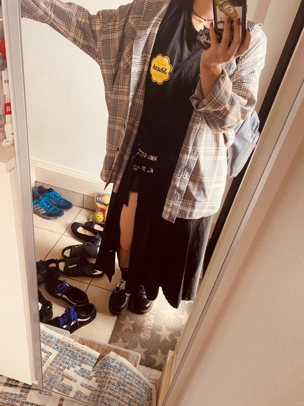 「カジュアルコーデ、SHANK、バンドT、H&M、オーバーサイズ、KINGLYMASK 」｜「KINGLY MASKのアイテム（スカート、ブラック系）」を使った、みきてぃーさん（レディース・160cm）の秋コーディネートの1枚目の写真