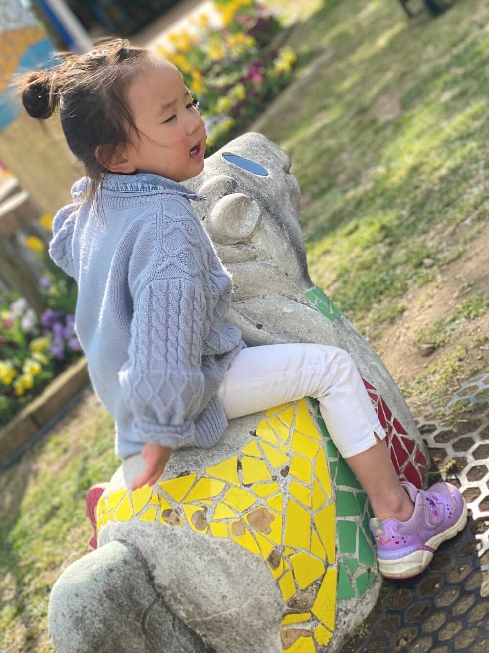 「カジュアルコーデ、GAP、キッズコーデ、公園コーデ、GROBAL WORK、西松屋、プチプラコーデ」｜「GLOBAL WORKの【キッズ】ケーブルパッチワークニット（ニット/セーター、ブルー系）」を使った、haruna𓇼さん（キッズ・100cm）の春コーディネートの1枚目の写真