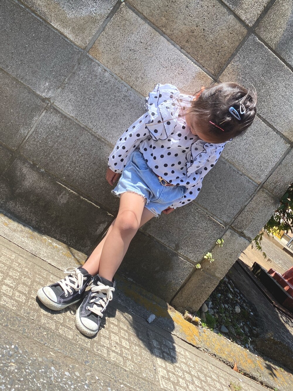 「キッズコーデ、ショートパンツ、パンツスタイル、はるコーデ、converse、urbancherry、kids、3歳、おんなのこ」｜「urban cherryのアイテム（デニムパンツ、その他）」を使った、haruna𓇼さん（キッズ・100cm）の春コーディネートの1枚目の写真