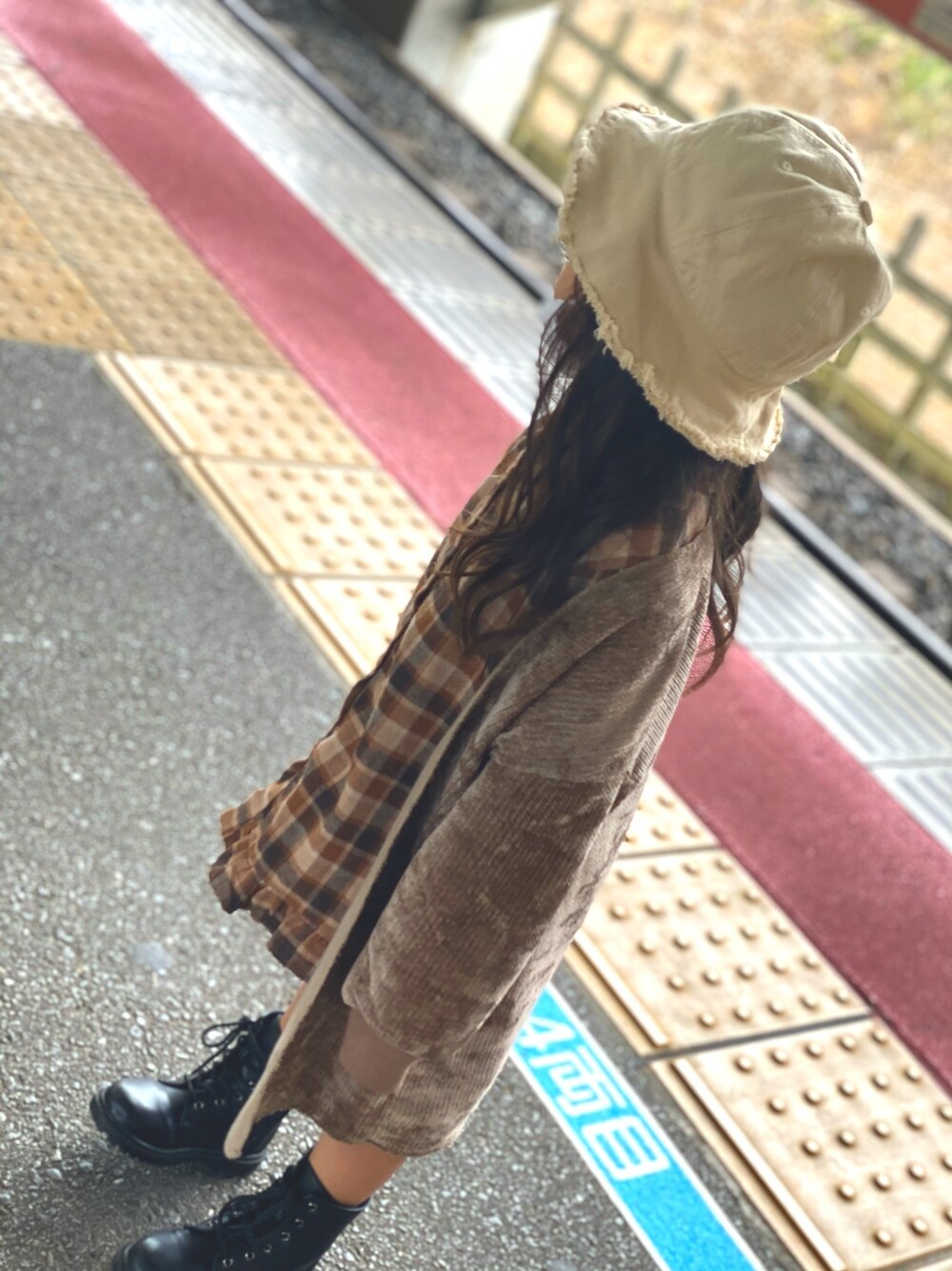 「秋冬コーデ、休日スタイル、ゆるコーデ、ブーツ、チェック、こどもコーデ、kids、バケハ、シャツワンピース、おでかけコーデ」｜「urbancherryのアイテム（シャツワンピース、ブラウン系）」を使った、haruna𓇼さん（キッズ・100cm）の秋コーディネートの1枚目の写真