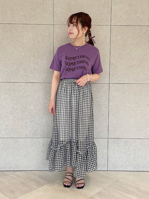 Shiho Morioka使用「w closet（レトロロゴプリントTee）」的時尚穿搭