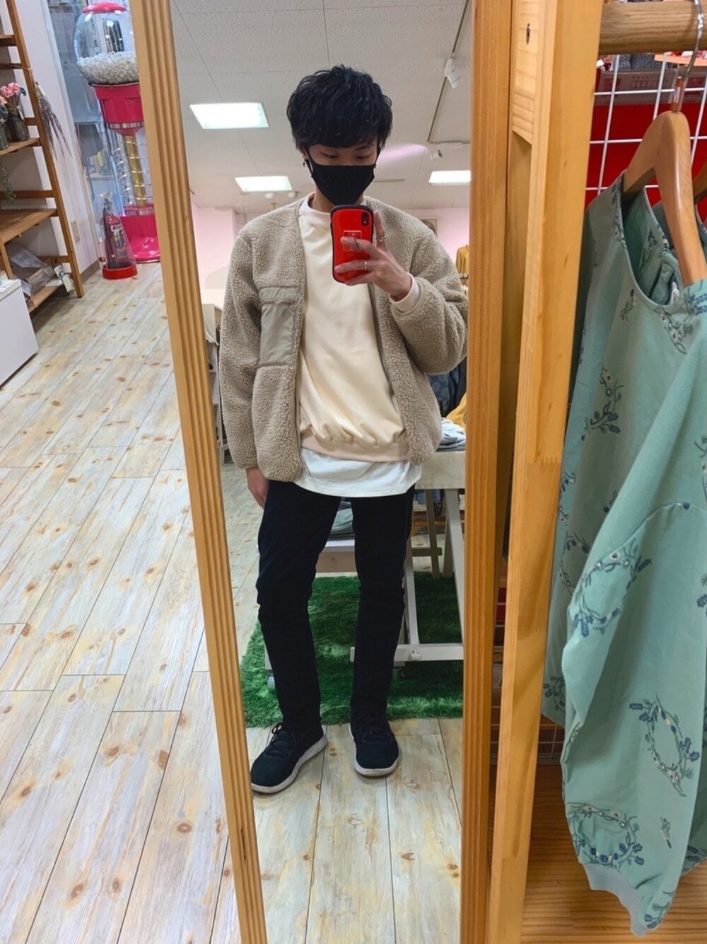 「冬、おしゃれさんと繋がりたい、ベージュ、黒スキニー、ボア、低身長」｜「UNIQLOのアイテム（パンツ、ブラック系）」を使った、tomoさん（メンズ・167cm）の冬コーディネートの1枚目の写真