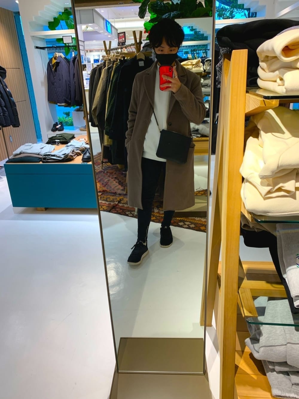 「秋冬コーデ、休日スタイル、ニット、スニーカー、黒スキニー、おしゃれさんと繋がりたい、低身長」｜「KANGOLの【KANGOL/カンゴール】PU レザー サコッシュ (ショルダーバッグ) / 型押し（ショルダーバッグ、ブラック系）」を使った、tomoさん（メンズ・167cm）の冬コーディネートの1枚目の写真
