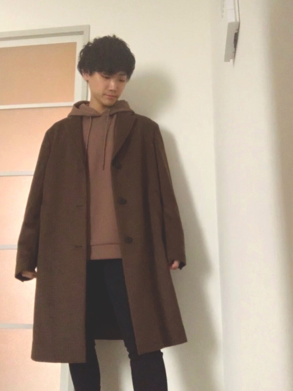 「年末WEAR感謝祭、秋冬コーデ、低身長、黒スキニー、おしゃれさんと繋がりたい、パーカー」｜「UNIQLOのアイテム（チェスターコート、ブラウン系）」を使った、tomoさん（メンズ・167cm）の冬コーディネートの1枚目の写真