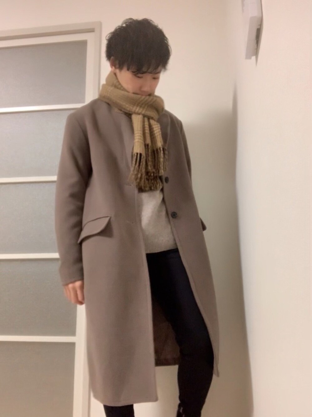 「冬コーデ、お洒落さんとつながりたい、黒スキニー、低身長、シンプルコーデ」｜「GUのアイテム（ニット/セーター、ベージュ系）」を使った、tomoさん（メンズ・166cm）の冬コーディネートの1枚目の写真
