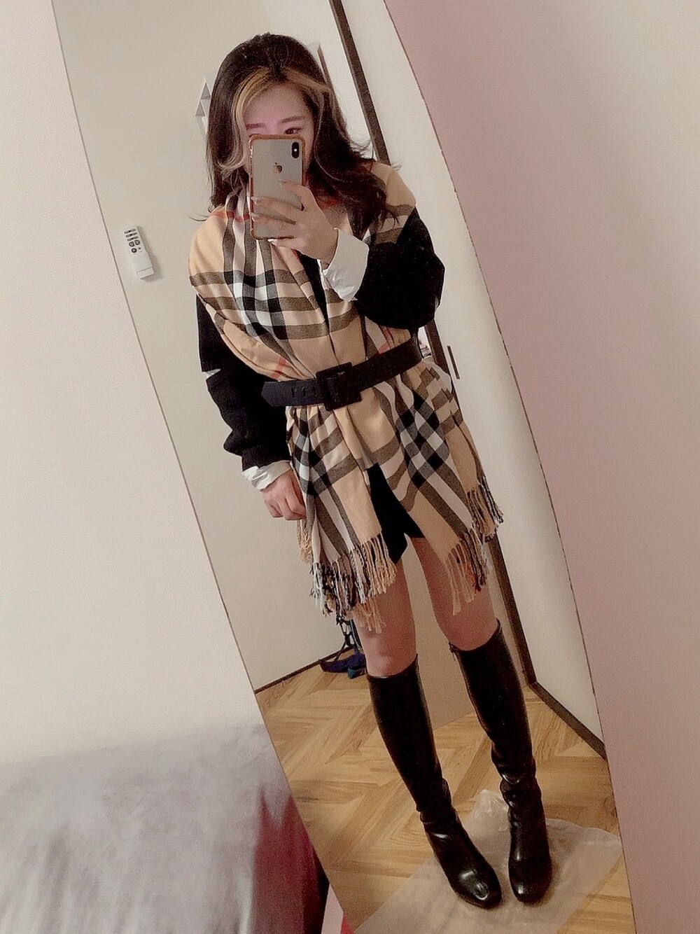 「GRL、韓国ファッション、韓国好きな人と繋がりたい、ストールコーデ」｜「GRLのセンター切替ショートパンツ（その他パンツ、ブラック系）」を使った、えりりんもんろーさん（レディース・153cm）の冬コーディネートの1枚目の写真