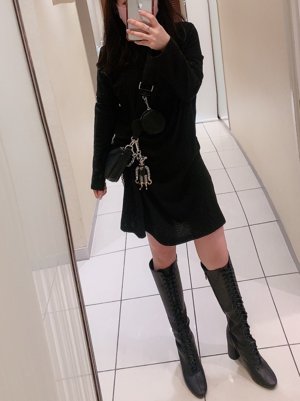 「ALL BLACK、韓国ファッション、ブラックコーデ、ニットワンピース、レースアップブーツ、おしゃれさんと繋がりたい」｜「ZARAのアイテム（ワンピース、ブラック系）」を使った、えりりんもんろーさん（レディース・153cm）の冬コーディネートの1枚目の写真