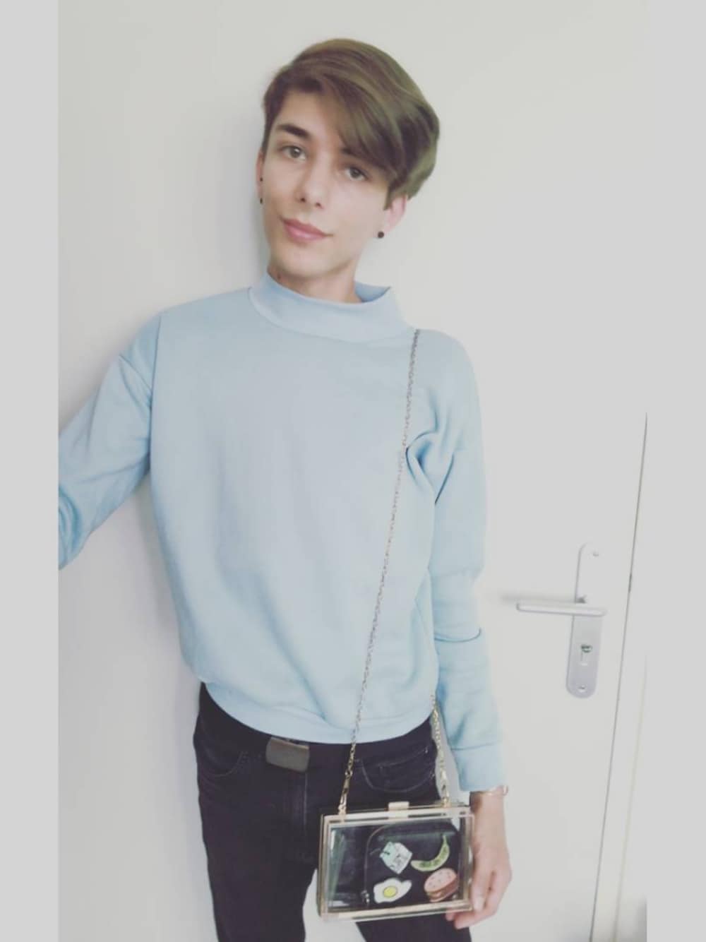 「pastel color、blue、outfit、ootd」｜「SPINNSのアイテム（ハンドバッグ、ゴールド系）」を使った、ロマンさん（メンズ・173cm）の夏コーディネートの1枚目の写真