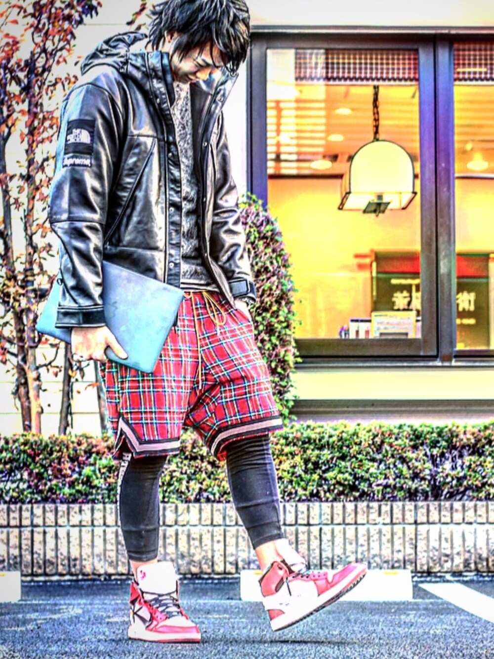 マウンテンパーカーを使った「オフホワイト×ナイキ」の人気