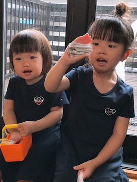 「TOMMY HILFIGER（トミーヒルフィガー）のアイテム（ワンピース/ドレス）」を使った、YUZU❤︎MIZUさん（キッズ・90cm）の春コーディネート