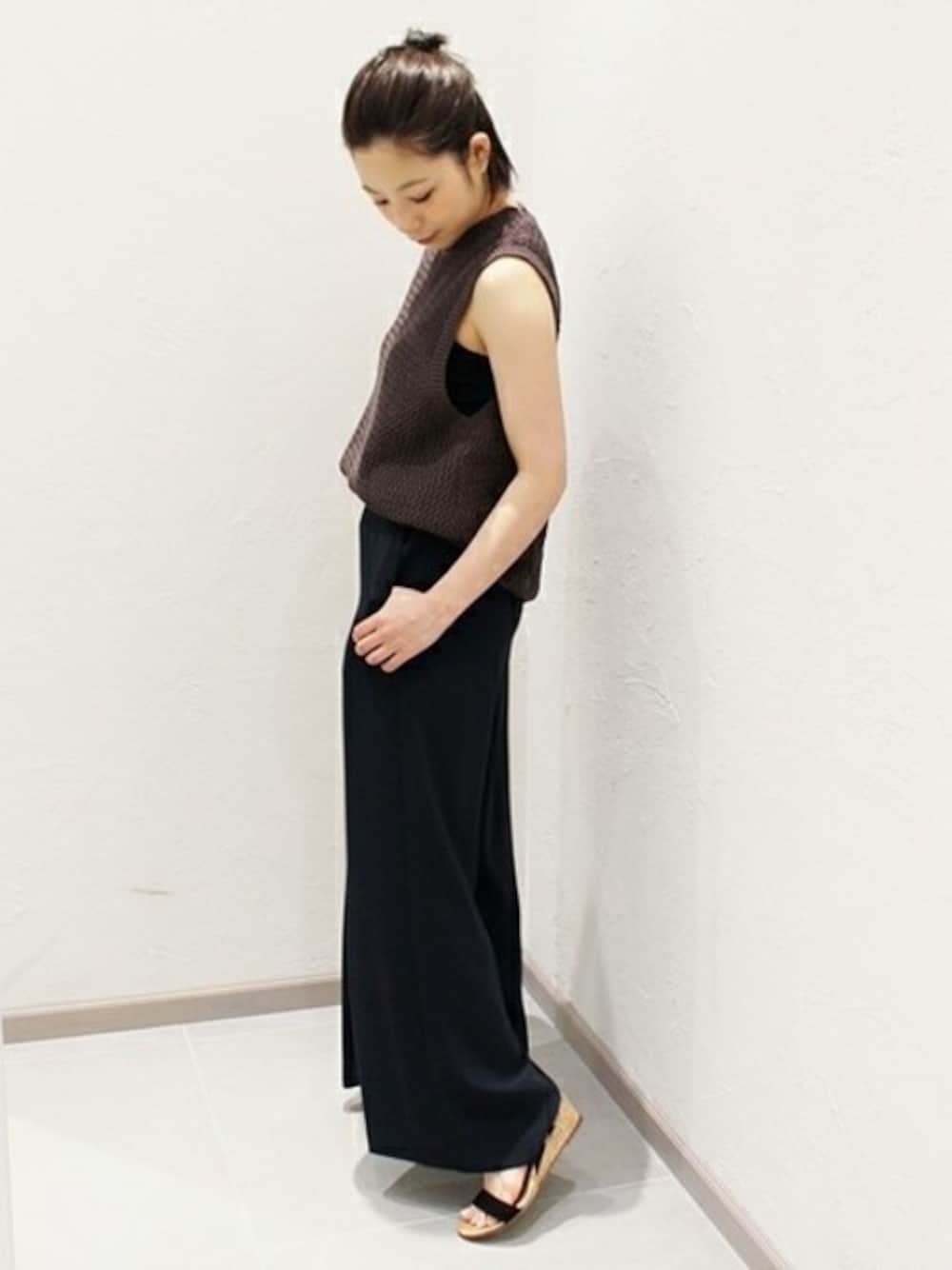 「ワイドパンツ、パンツスタイル、ノースリーブ、パンツコーデ、ノースリーブニット」｜「plageのダブルクロスワイドパンツ◆（その他パンツ、ブルー系）」を使った、Yuiさん（レディース・157cm）の夏コーディネートの1枚目の写真