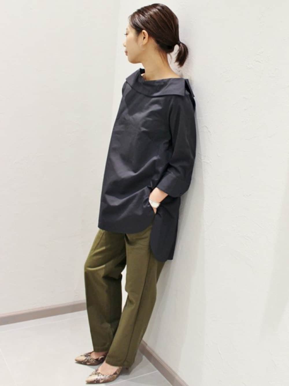 グリーン系のその他パンツを着用したレディースの夏コーディネートの1枚目の写真