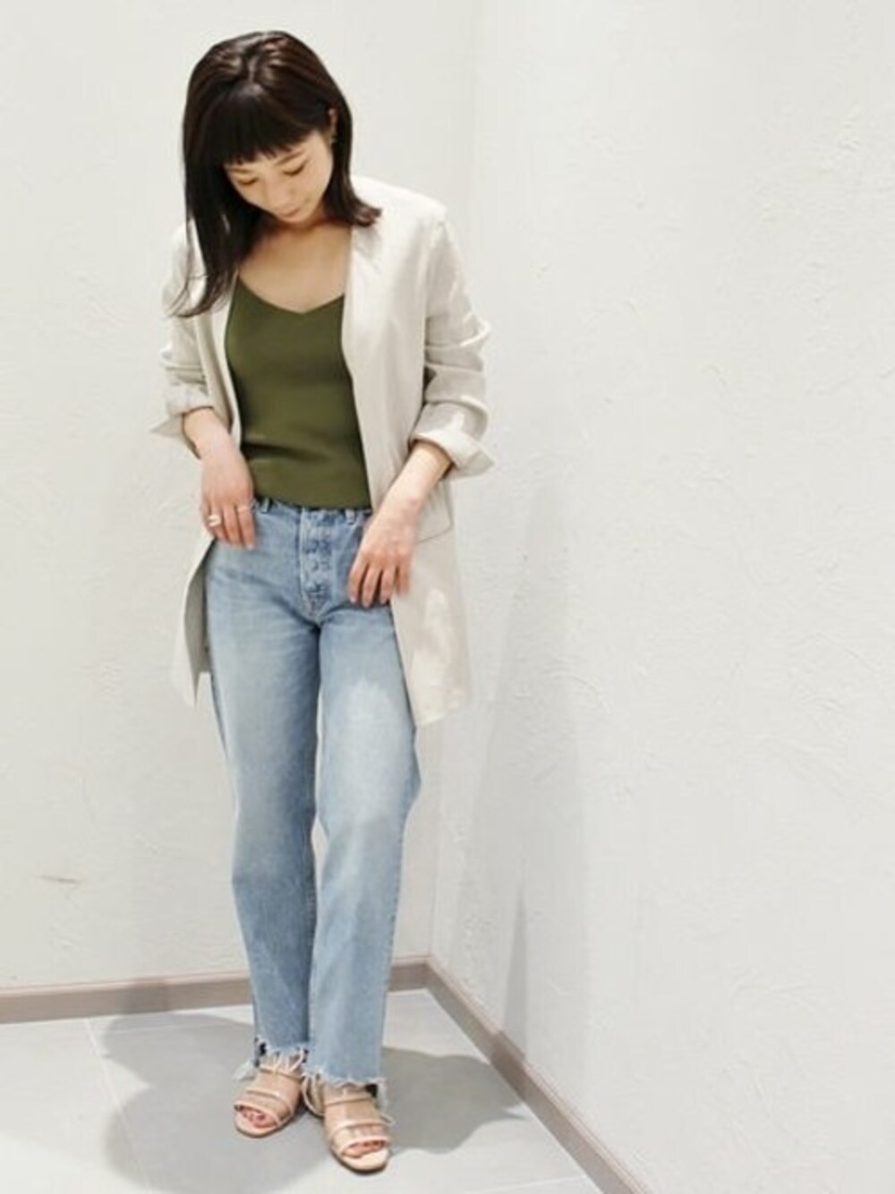 「ジャケット、クロップドパンツ、ジャケットスタイル、ニットキャミソール」｜「plageの麻シャツジャケット◆（ノーカラージャケット、ホワイト系）」を使った、Yuiさん（レディース・157cm）の春コーディネートの1枚目の写真